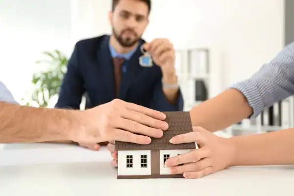 Couple arguing over property in divorce mediation Richmond upon Thames